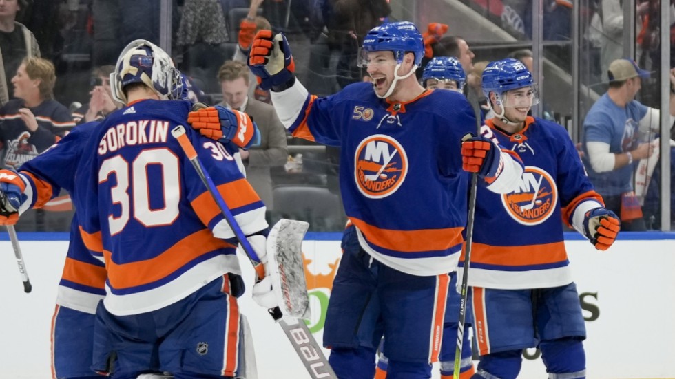 New York Islanders firar efter 5–1vinsten mot Carolina i det tredje mötet mellan lagen i Stanley Cup-slutspelet.