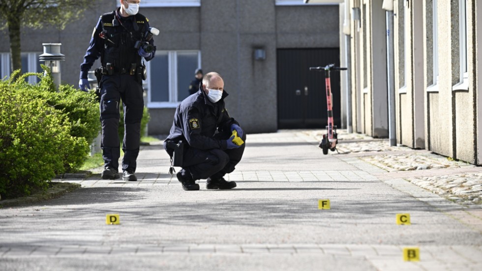 Polisens kriminaltekniker var på söndagen på plats i Helsingborg efter att flera lägenheter beskjutits.
