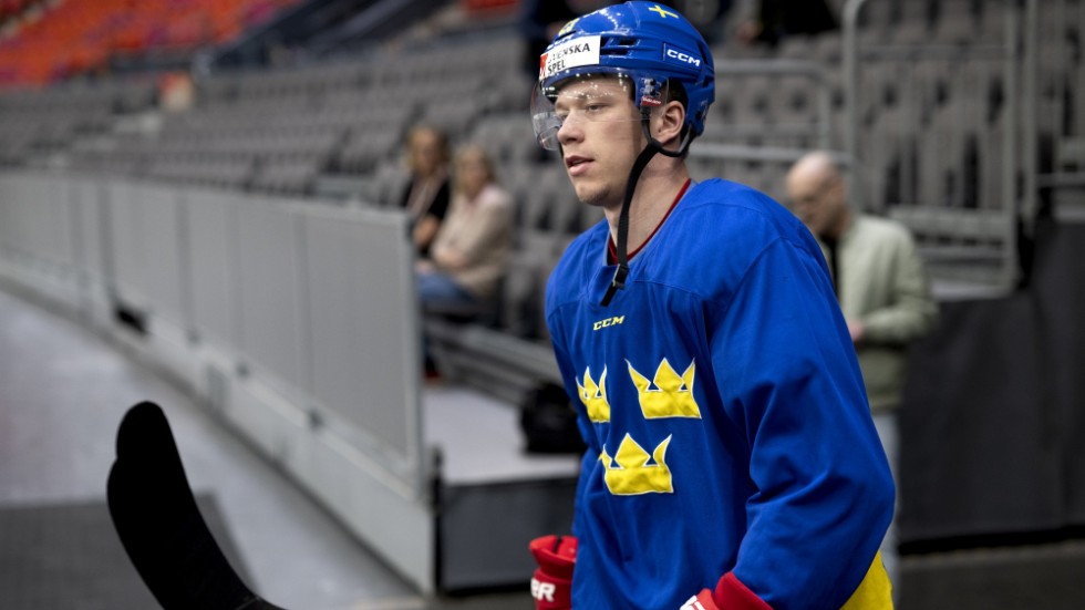 Lucas Raymond på väg mot isen i Scandinavium vid en av Tre Kronors träningar inför Czech Hockey Games – och VM.