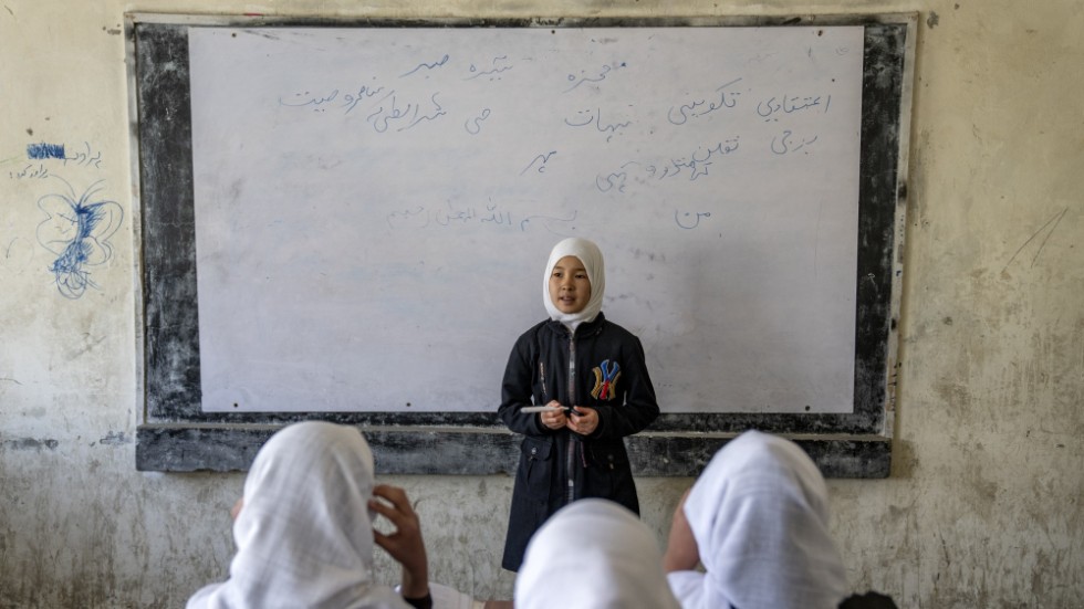 Flickor under en lektion på en skola i Afghanistans huvudstad Kabul. Arkivbild.