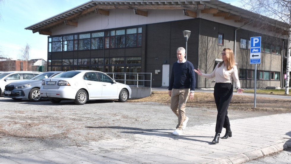 The parking lot that Tobias Vahlne and Sanna Orellano walk past will this autumn be transformed into a construction site where the new building for the Arctic Center of Energy will be erected right next to Skellefteå river.