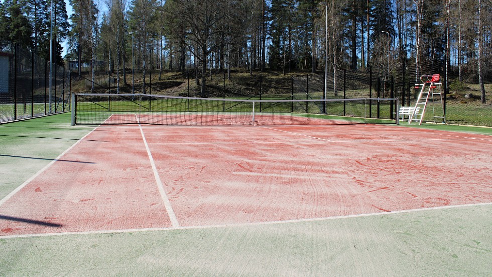 Den nya tennisbanan i Silverdalen är gjord av konstgräs och sand, vilket innebär att den inte behöver bevattnas.