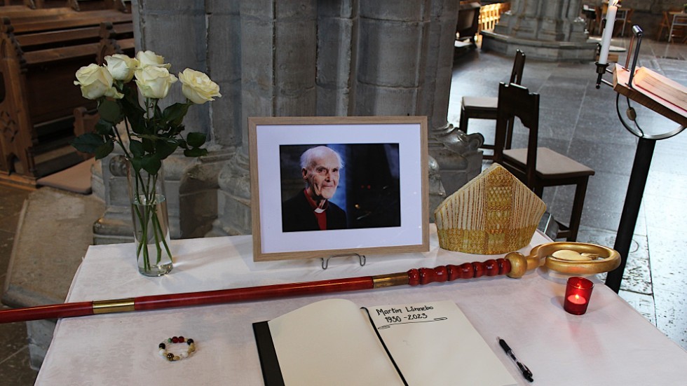 En kondoleansbok hade lagts ut i Linköpings domkyrka där besökarna kunde visa sitt deltagande i sorgen efter den tidigare biskopen Martin Lönnebos bortgång.