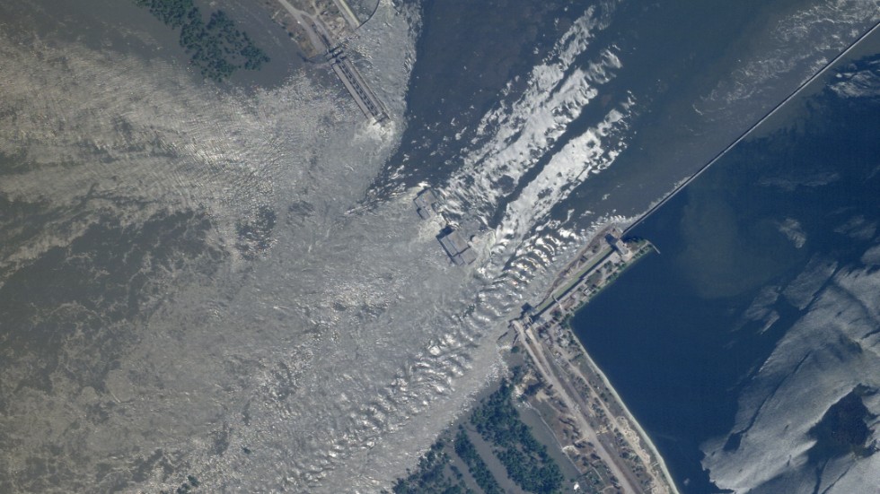 Satellitbild över kraftverksdammen Kachovka, där vattnet forsar fram.