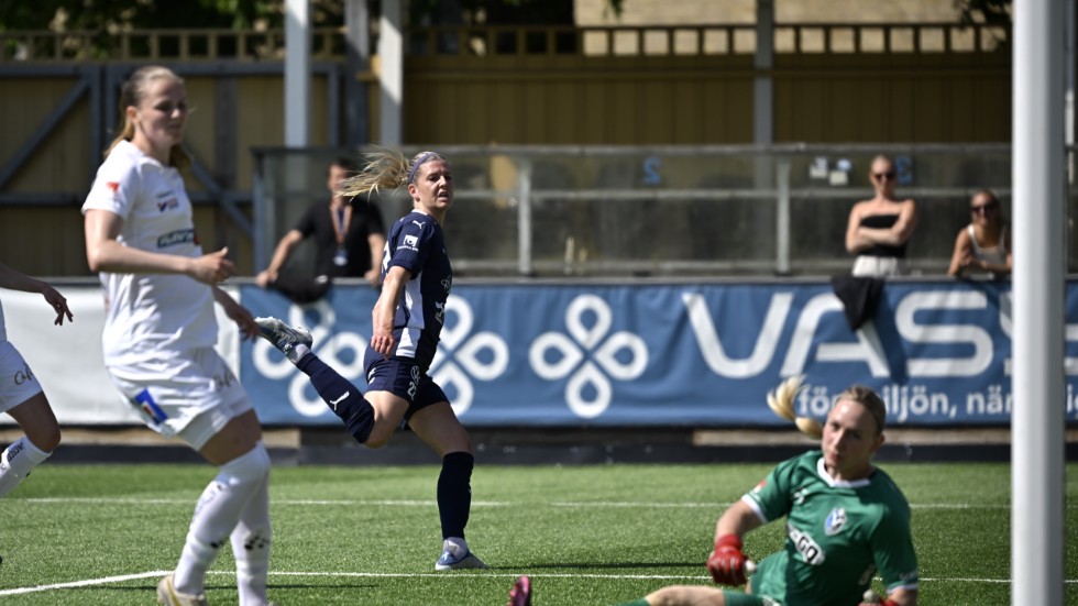Rosengårds Olivia Schough (mitten) gör 3-0 på Växjös målvakt Louise Högrell Ledbetter.