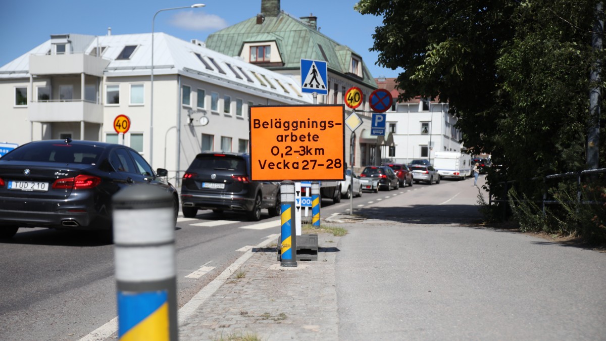 Beläggningsarbete skapar långa köer i Kisa