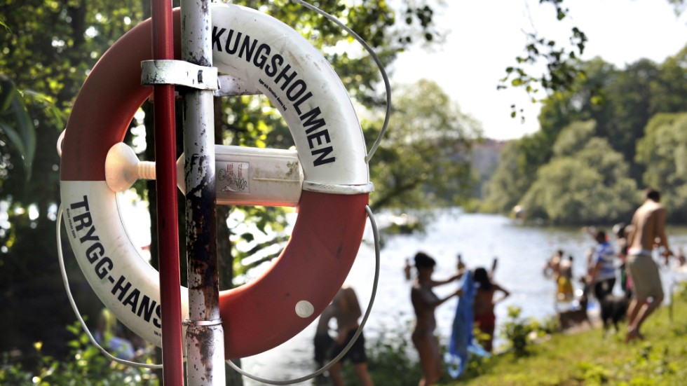 Svenska livräddningssällskapet rekommenderar att använda livboj eller liknande när du ska rädda någon som är på väg att drunkna för att inte själv bli nedtryckt i vattnet. Arkivbild.