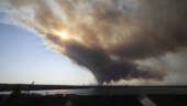 Tusentals flyr bränder i Kanada