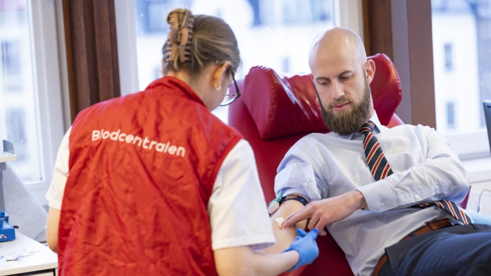 Regeringen har tagit beslut om en kampanj för att öka antalet blodgivare i landet. Carl-Oskar Bohlin (M), minister för civilt försvar, utför tester för att bli blodgivare vid Blodcentralen på Odenplan i Stockholm.