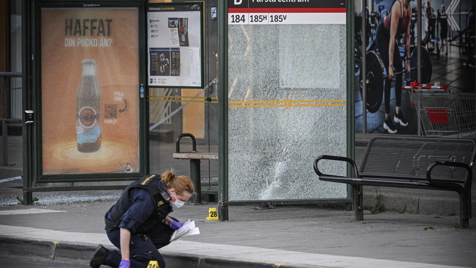 Fyra personer sköts i Farsta i södra Stockholm på lördagen.