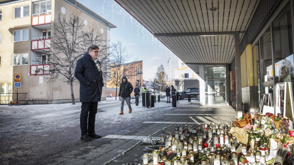 Justitieminister Gunnar Strömmer (M) vid en minnesplats där en 15-årig pojke sköts ihjäl i Skogås söder om Stockholm i början av februari. En jämnårig pojke misstänks för mordet. Arkivbild.