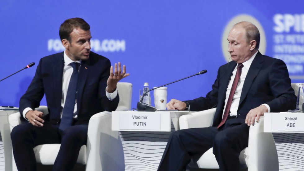 Frankrikes president Emmanuel Macron med Vladimir Putin på det ryska ekonomiforumet 2018.