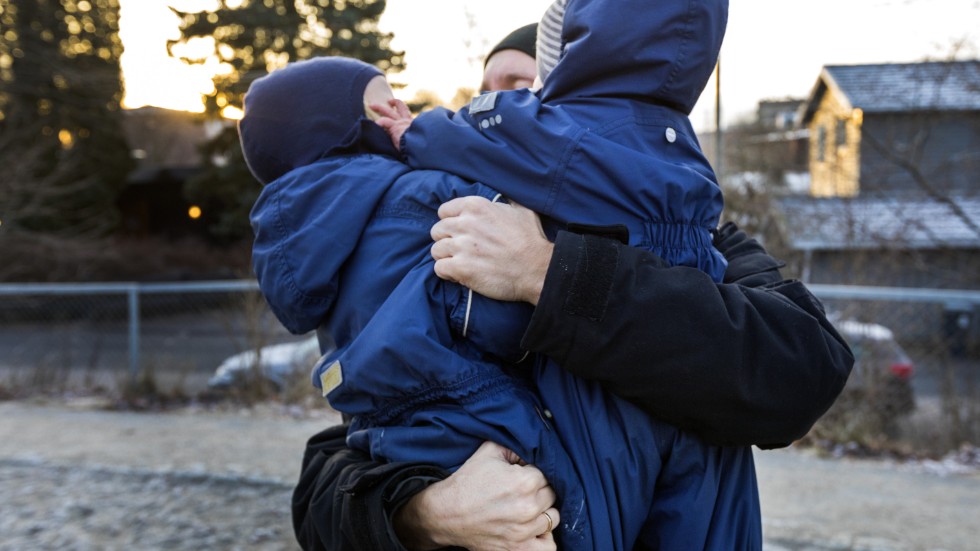 Både barn  och föräldrar mår dåligt av trötthet, kärleksbrist och stress, menar insändarskribenten.