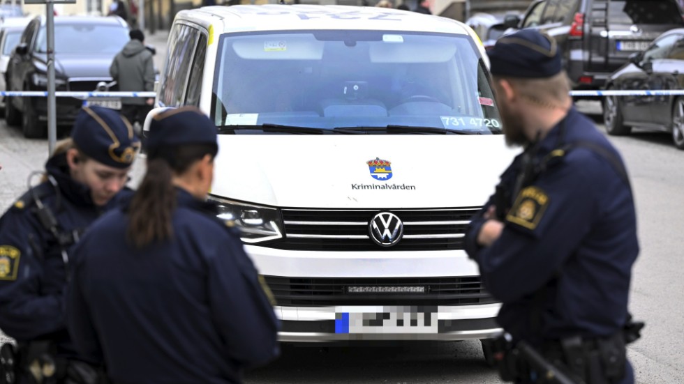 En morddömd tonåring fritogs av maskerade gärningspersoner i Södertälje på torsdagen. På bilden Kriminalvårdens bil som pojken hade transporterats i.