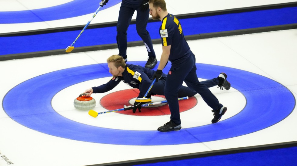 Niklas Edin visar vägen mot ännu en svensk seger i curling-VM i Ottawa, Kanada.