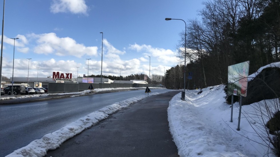 Längs vägen vid ICA Maxi på Gustafsbergsstigen, där stannar inte bilarna, enligt insändarskribenten.