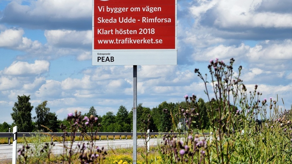 Trafikverket och PEAB sköter arbetet på riksväg 23/34, då sträckan mellan Rimforsa och Skeda Udde ska bli mötesfri under hösten 2018.