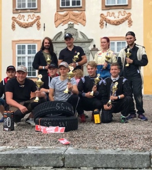 Prisutdelningen framför Eriksbergs slott, med Albin och Johan sittande till höger.