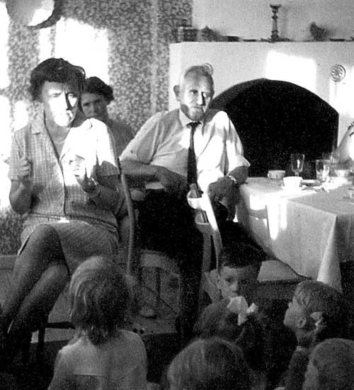 Astrid Lindgren berättar för små släktingbarn på en träff 1968 om hur det var när hon var barn.