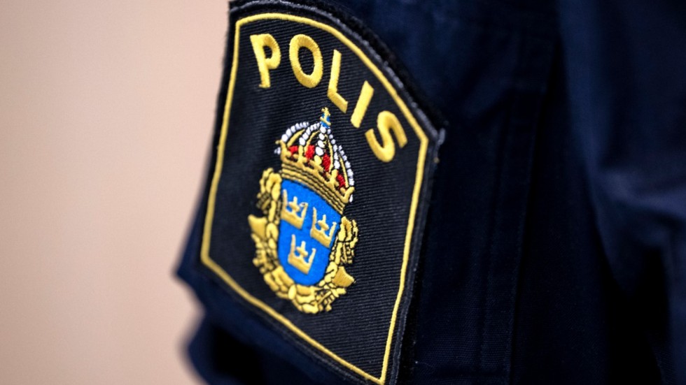 "Antagligen har man använt sig av stenar eller dylikt", säger Anders Hultman vid polisen om skadegörelsen. 
