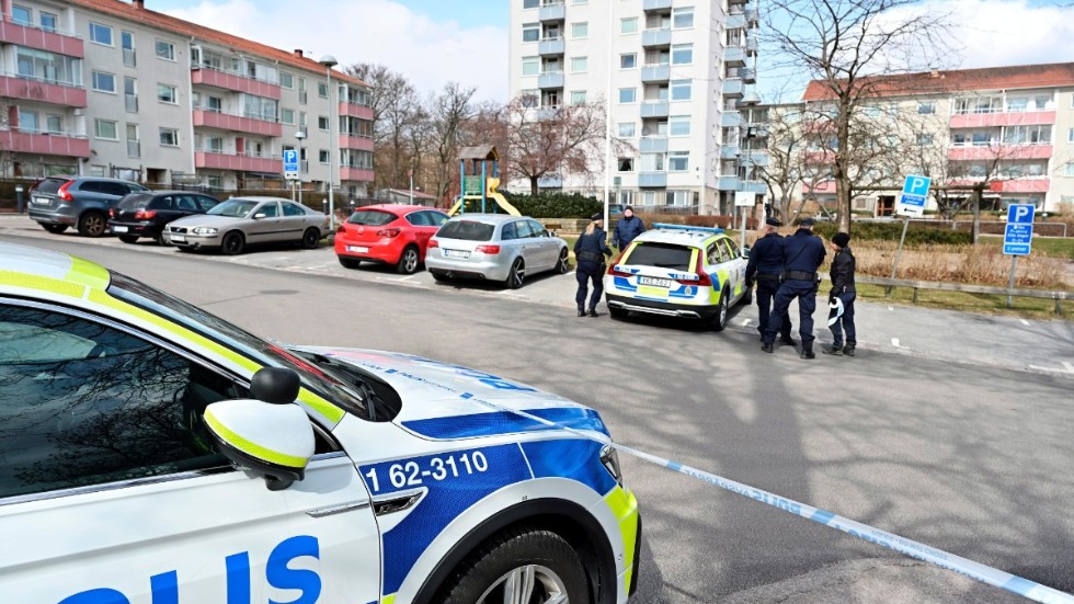 En man har skadats i samband med en skottlossning i området Kungsmarken i Karlskrona. Mannen har förts till sjukhus.