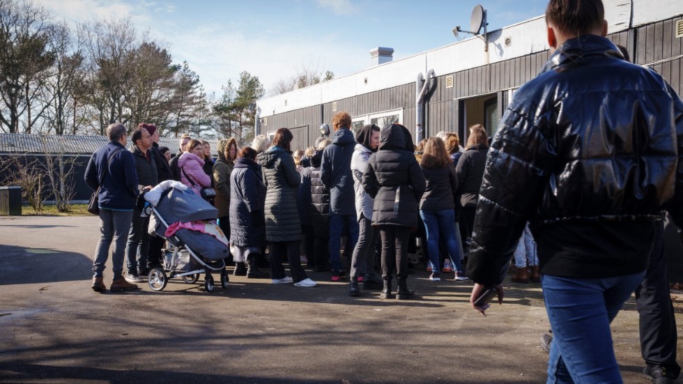 Ukrainska flyktingar köar för att få fickpengar i Dokkedal på Jylland den 15 mars.