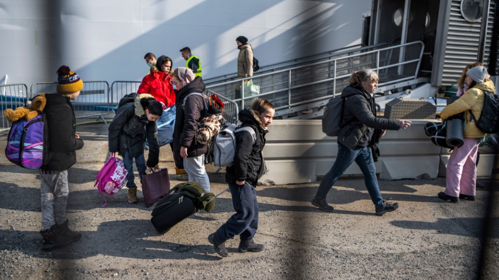 Flyktingar från Ukraina anländer med Polenfärjan till terminalen i Nynäshamn. Efter det inledande välkomnandet väntar en ofta hård verklighet.
