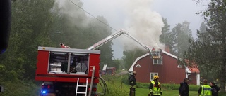 Skador på tak och vind efter brand