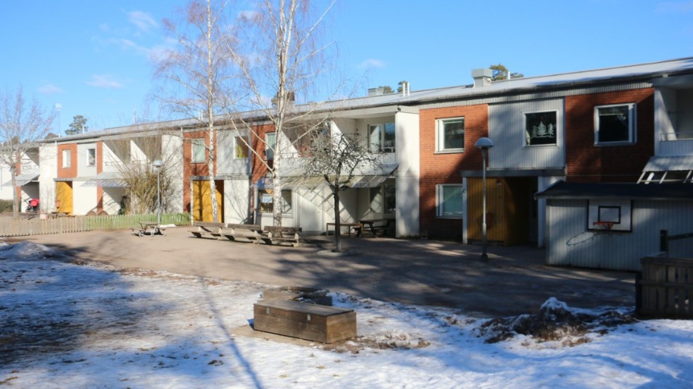Bostadsbolaget har nu fått klartecken att gå vidare med att riva huset där Stålhagens förskola hållit till. Det skulle bli för dyrt att återställa lägenheterna.
