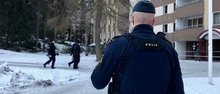 Ingrep mot yxmannen - hyllas av polis