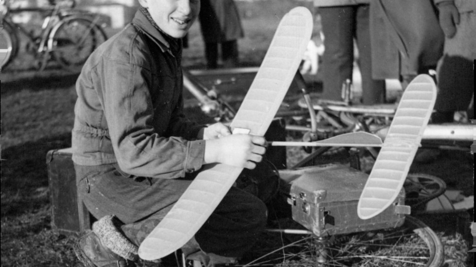 Modellplansflygande har varit populärt länge. Här ser vi den unge flygaren Rune Andersson vid klubben Vingarnas uppvisning på Gärdet i Stockholm 1944