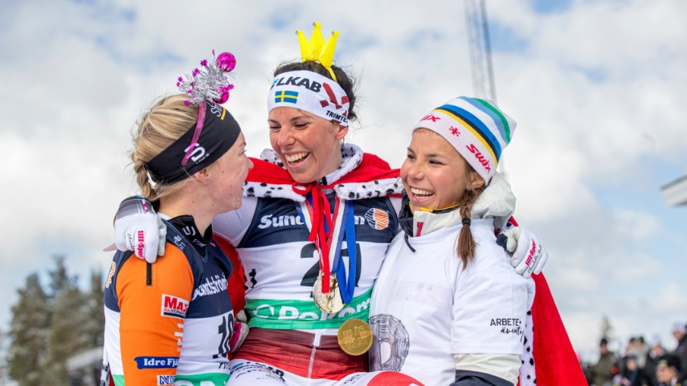 Charlotte Kalla lyftes av Moa Hansson (till vänster) och Johanna Hagström efter karriärens sista lopp.