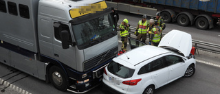 Lastbil och personbil i kollision på Söderleden