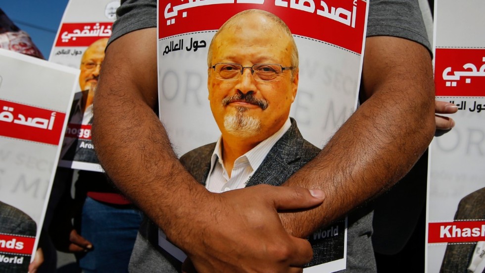 Demonstrant i Istanbul håller bild på journalisten Jamal Khashoggi 2020, två år efter att han mördats på saudiska konsulatet i staden.