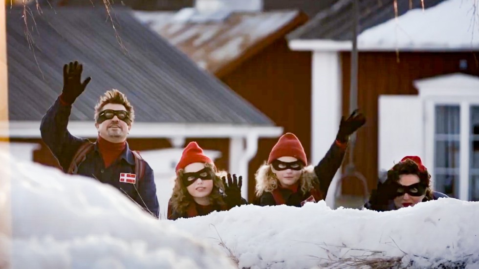 Snart kommer vi också att kunna se Mogens Amstrup Jacobsen, hustrun Lena Malm och barnen Jakob och Signe i biroller i "En hederlig jul med Knyckertz" som är årets adventskalender i SVT.  