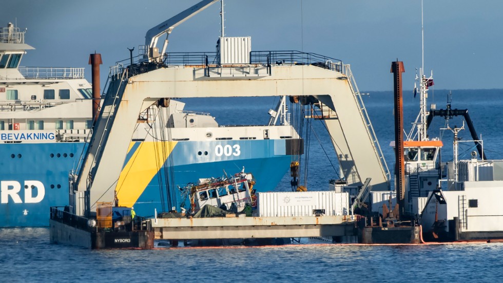 Vid 13-tiden syntes styrhytten på den kapsejsade Karin Høj sticka upp efter att bärgningsfartyget Susanne A och krankatamaranen GM700 inlett bärgningen av den kapsejsade danska båten.