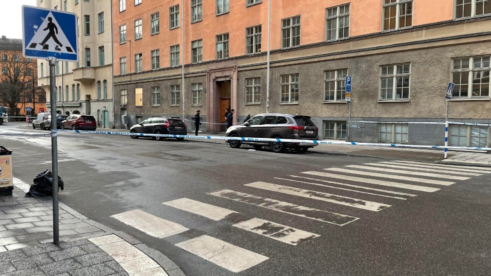 Polisen har spärrat av flera platser i Stockholm efter mordförsöket på lördagsmorgonen.