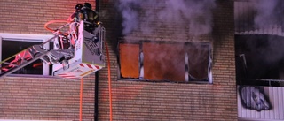 Kraftig lägenhetsbrand i Nyby – en till sjukhus