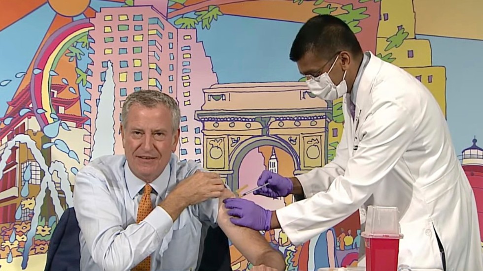 New Yorks borgmästare Bill de Blasio fick sin tredje dos covidvaccin under en av sina dagliga presskonferenser den 25 oktober.