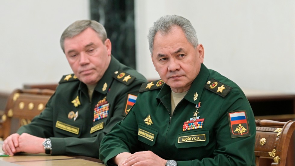 Rysslands försvarsminister Sergej Sjojgu (till höger) och generalstabschef Valerij Gerasimov (till vänster) vid mötet då president Vladimir Putin meddelade att landets kärnvapenstyrkor försatts i höjd beredskap.