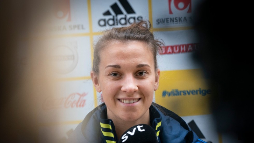 Julia Zigiotti Olme intervjuas vid lördagens pressträff med fotbollslandslaget i Vinterträdgården på Malmö stadion.