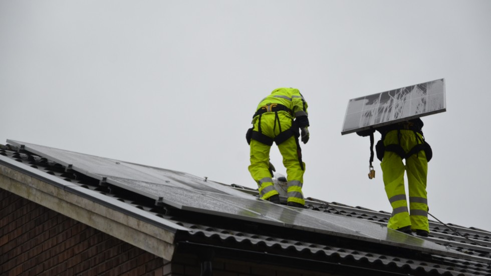 På många håll i landet är intresset stort för att installera solpaneler på taket.