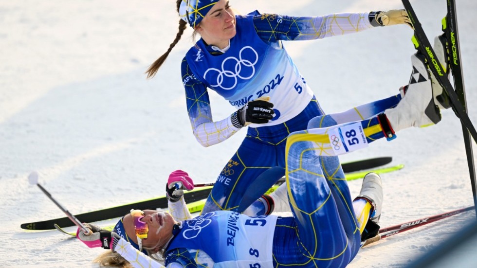 Frida Karlsson kollapade efter 10-kilometersloppet i OS. Efteråt fick hon hjälp av lagkompisen Ebba Andersson.