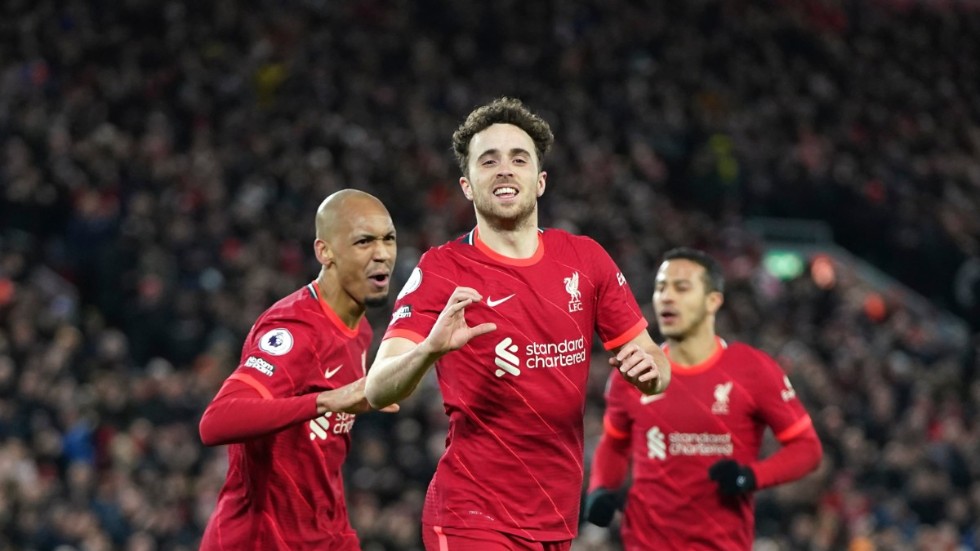 Liverpools Diogo Jota firar ett av sina två mål mot Leicester.