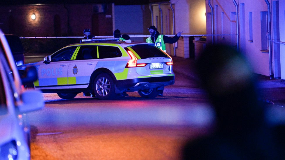 En man hittades med en misstänkt skottskada utomhus i centrala Hörby strax efter klockan 22 på torsdagen.