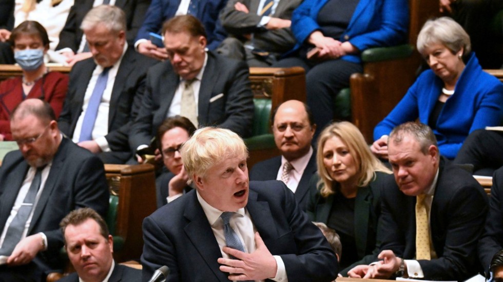 Boris Johnson gör avbön inför parlamentet, medan hans partikollegor lyssnar i bakgrunden.