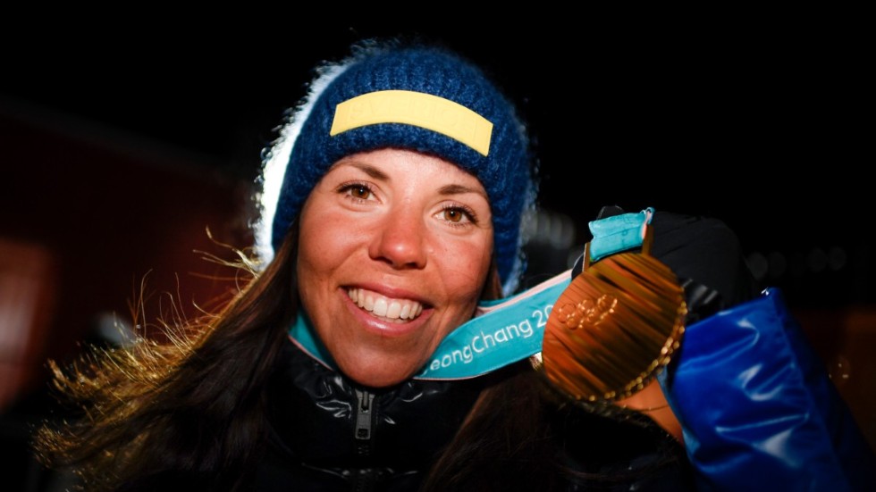 Charlotte Kalla med sin guldmedalj i skiathlonloppet i OS i Pyeongchang 2018. Arkivbild.
