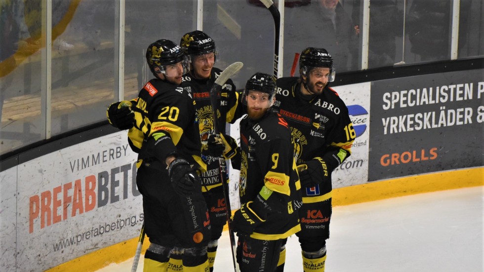 Vimmerby Hockey jublar efter sitt tredje mål i den första perioden.