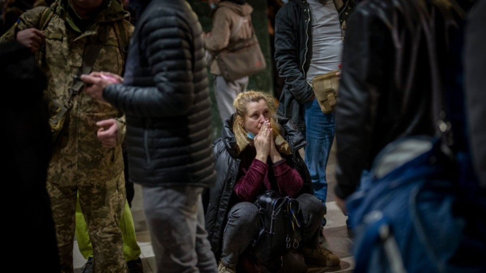 Det är många som försöker fly från Kiev och andra städer efter torsdagsmorgonens ryska attacker. Risken att bli sittande i ovisshet på en buss- eller järnvägsstation är stor.