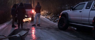 Snorhalt på Hungavägen – flera bilar i diket: "Jag håller på att hamna i diket själv", säger tidningens reporter